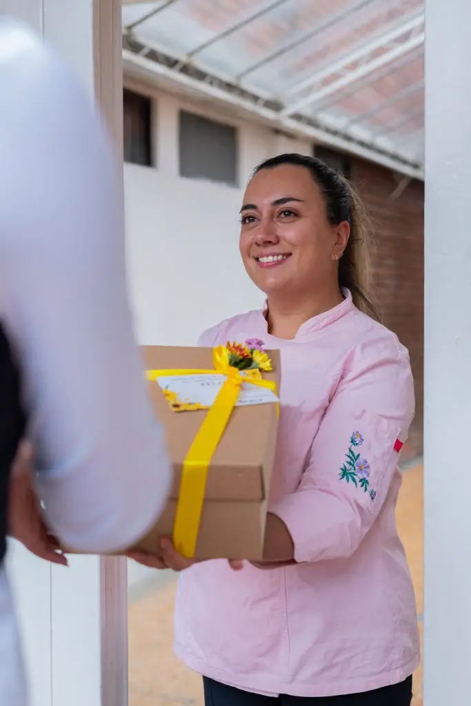 mulher cozinheira de delivery