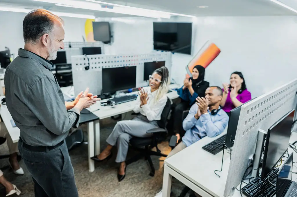instrutor em ambiente de trabalho