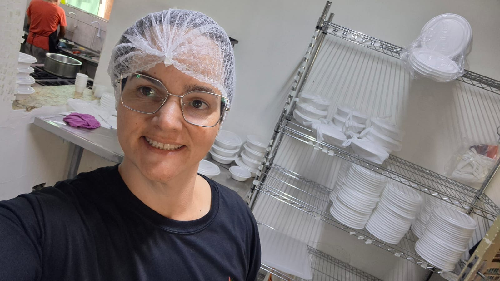 Madu na cozinha com toquinha