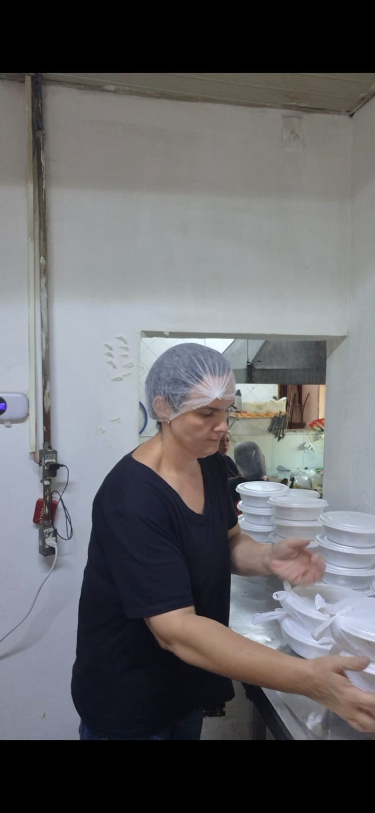 Madu trabalhando na cozinha